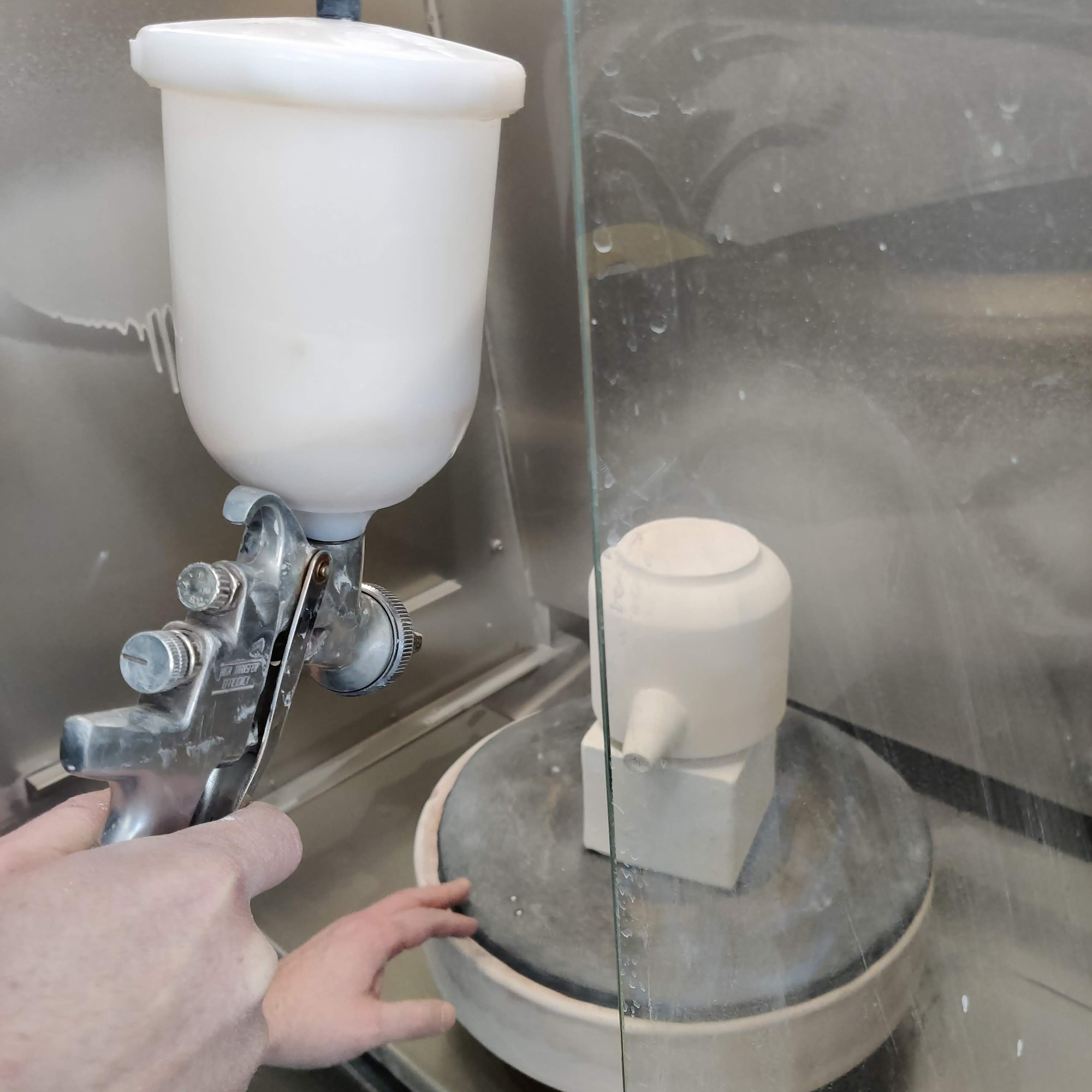 Teekannu glazing - spray glazing in the booth