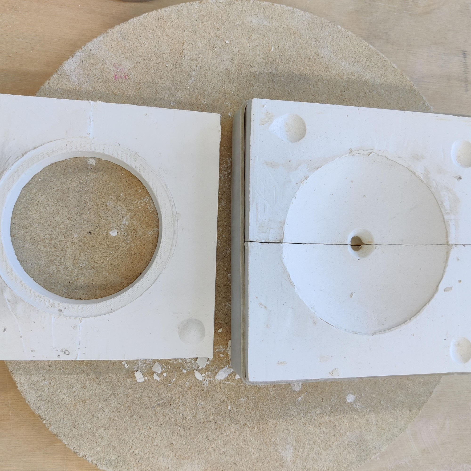 Teekannu lid - two part plaster mould