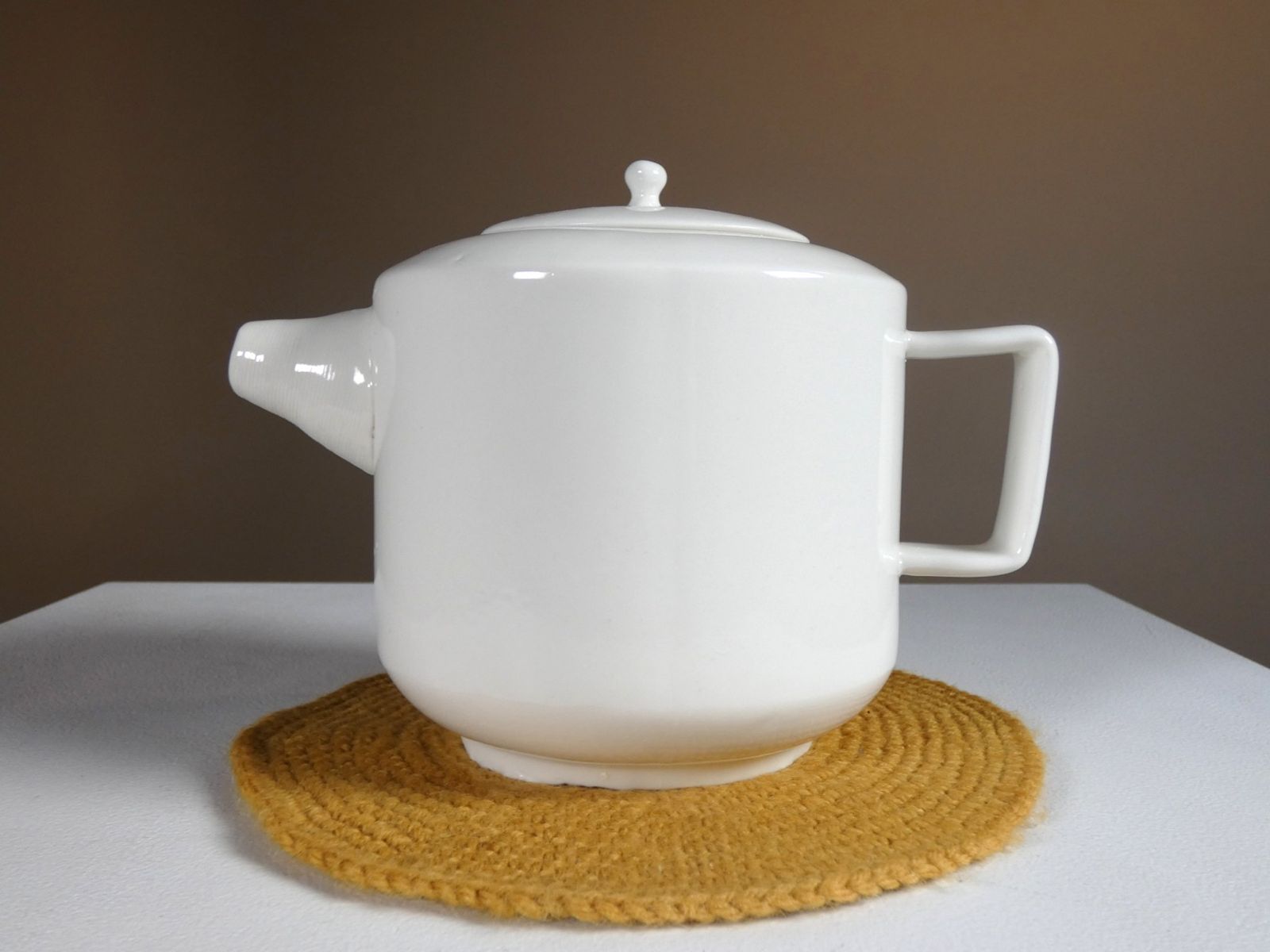 TEEKANNU porcelain teapot and matching mugs - view 1