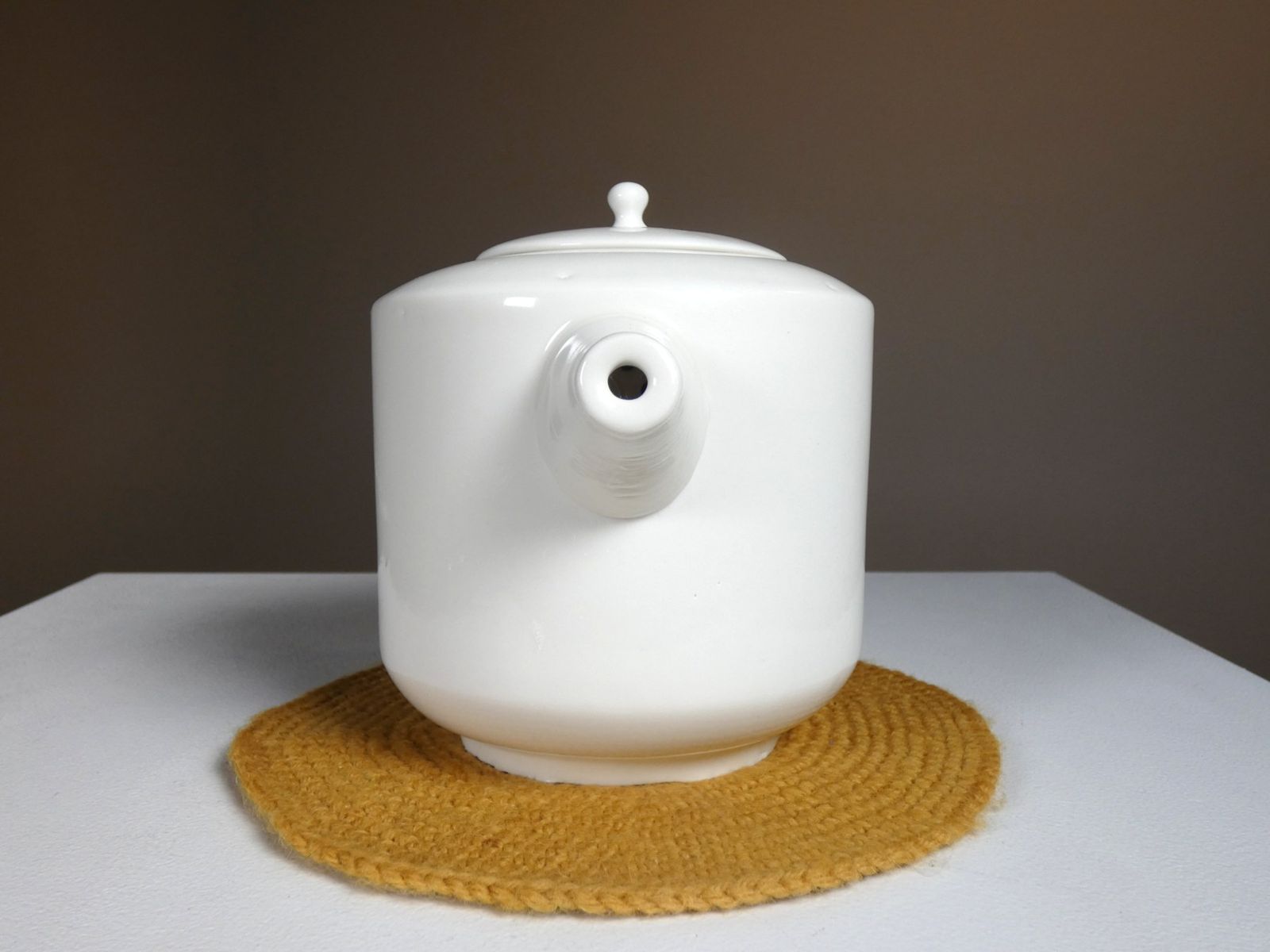 TEEKANNU porcelain teapot and matching mugs - view 2