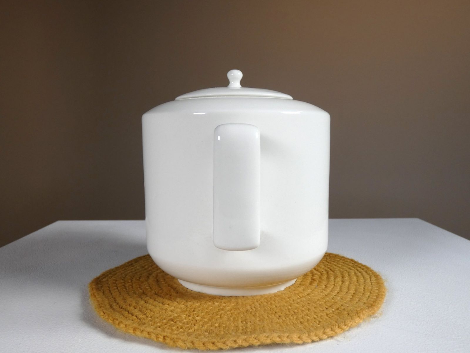 TEEKANNU porcelain teapot and matching mugs - view 3